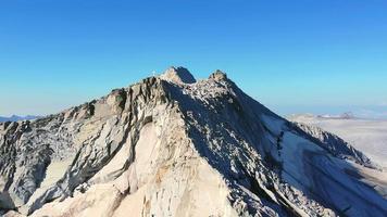 über die Berggipfel fliegen video