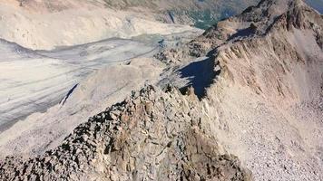 volando sobre el glaciar de las montañas adamello video