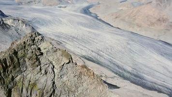 über die Berggipfel fliegen video