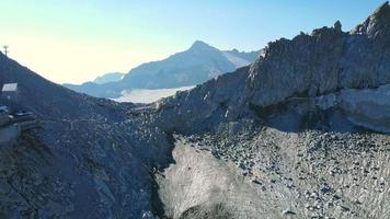 vliegen over de bergtoppen video