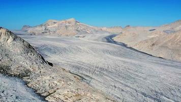 flyger över glaciären i Adamellobergen video