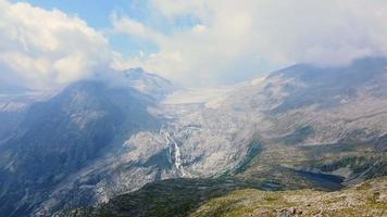 survolant les glaciers de montagne video