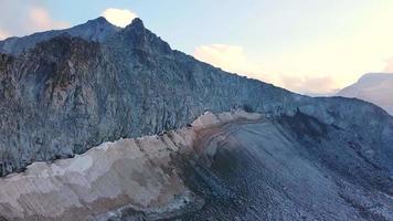 vliegen over de gletsjer van Adamello Mountains video