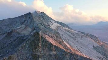 vliegen over de gletsjer van Adamello Mountains video