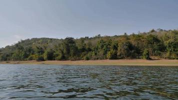 Bootsansicht Segeln und Bewegen im großen Fluss mit tropischem Naturwald video