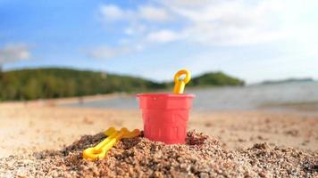 jouets sur la plage de sable avec une vague de mer sélectionner l'accent faible profondeur de champ avec une atmosphère d'été video