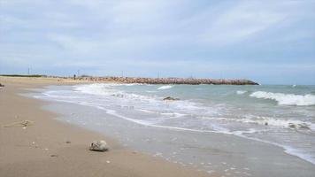 slow motion havsvåg kust till strand med sten och sten