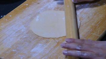 pessoa amassando massa preparando-se para fazer pão, padaria caseira cozinhando no conceito de cozinha video