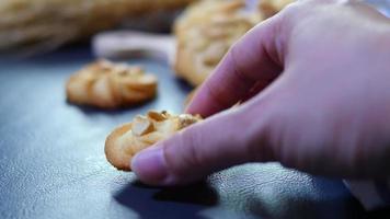 le persone preparano i biscotti nella cucina di casa al chiuso, lo chef prepara il tradizionale deserto di cucina per eventi di compleanno, il divertimento degli stili di vita celebra l'evento video