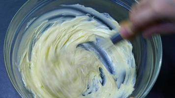 le persone preparano la miscelazione della crema di burro bianco nella cucina di casa per fare i biscotti, usando una macchina da cucina elettrica video