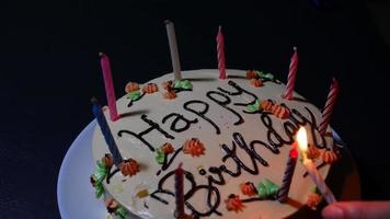la gente encendió la llama de la vela del pastel de cumpleaños en la fiesta de aniversario feliz celebrar el evento video