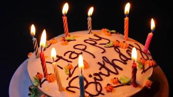 la gente soffia la fiamma della candela della torta di compleanno nella festa di anniversario felice celebra l'evento video