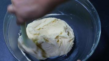 les gens préparent le mélange de crème au beurre blanc dans la cuisine de la maison pour faire des biscuits, à l'aide d'une machine de cuisine électrique video
