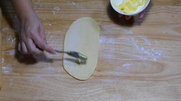 persona poniendo mantequilla en masa amasada preparándose para hacer pan, cocina casera de panadería en el concepto de cocina video