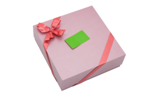 caja de regalo con lazo de cinta y etiqueta de papel, aislada