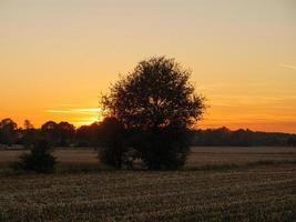 puesta de sol en el muensterland alemán foto