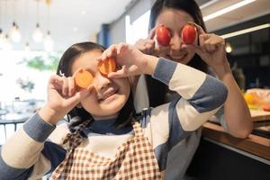 hija y madre preparando el desayuno en la cocina. foto