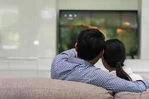 pareja viendo la televisión en casa foto