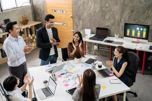 grupo de personas de negocios asiáticos reunión del equipo en el concepto de ideas y planificación de diseño de trabajo de oficina moderna foto