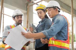 trabajo de ingeniero en el sitio de construcción hablando y discutiendo sobre el documento foto