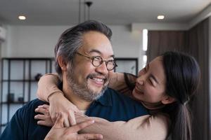pareja asiática de mediana edad sonriendo para la cámara. retrato de pareja familiar foto