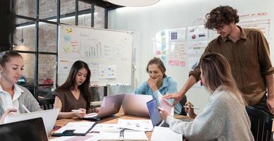 gente de negocios reunión del equipo creativo para nuevas ideas sobre proyectos de negocios en oficinas modernas foto