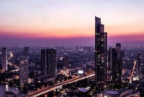 vista de medianoche del paisaje urbano de bangkok foto