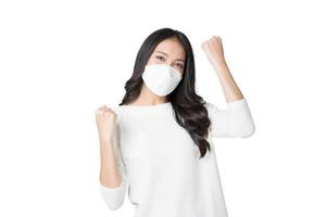 joven asiática con mascarilla higiénica para prevenir la infección por el virus de la corona contaminación del aire pm2.5 aislada en fondo blanco foto