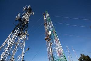 torre de telecomunicaciones con cielo azul. foto