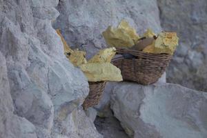 cestas con azufre en el cráter del volcán kawah ijen, java, indonesia foto