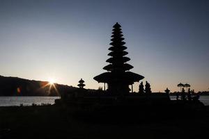 templo pura ulun danu en un lago beratan. bali foto