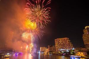 fuegos artificiales con humo en el río chao phraya en la fiesta de celebración de cuenta regresiva 2016 bangkok tailandia foto