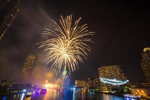 fuegos artificiales en el río chao phraya en la fiesta de celebración de la cuenta regresiva 2016 Bangkok, Tailandia foto