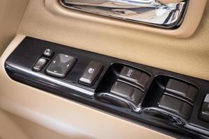 primer plano del interruptor de botón de controles en la puerta. detalle interior en coche moderno de lujo