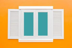 ventana blanca clásica vintage en el fondo de la pared de color naranja foto