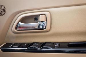 manija de la puerta dentro del automóvil moderno de lujo en el control del botón del interruptor foto