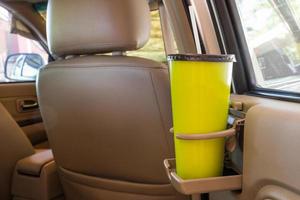 tazas de café o té verdes colocadas en la consola del vehículo en el moderno interior de un coche de lujo foto