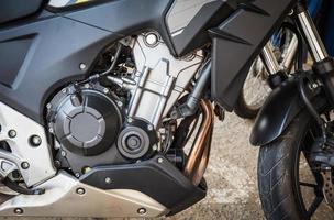 motor de motocicleta, detalle de motocicleta moderna motor negro y plateado. foto