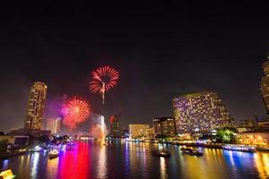 fuegos artificiales en el río chao phraya en la fiesta de celebración de la cuenta regresiva 2016 Bangkok, Tailandia foto