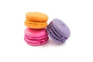 Primer plano de la variedad de coloridos macarons sobre fondo blanco. foto