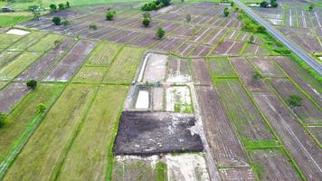 vista aérea de campos verdes y tierras de cultivo en las zonas rurales de tailandia. foto