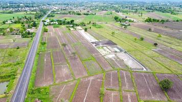 vista aérea de campos verdes y tierras de cultivo en las zonas rurales de tailandia foto