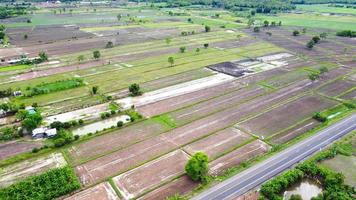 vista aérea de campos verdes y tierras de cultivo en las zonas rurales de tailandia. foto