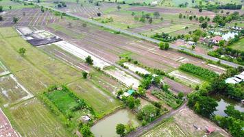 vista aérea de campos verdes y tierras de cultivo en las zonas rurales de tailandia. foto