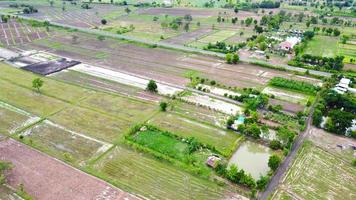 vista aérea de campos verdes y tierras de cultivo en las zonas rurales de tailandia. foto