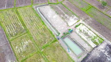 vista aérea de campos verdes y tierras de cultivo en las zonas rurales de tailandia. foto