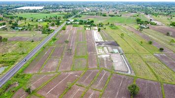 vista aérea de campos verdes y tierras de cultivo en las zonas rurales de tailandia. foto