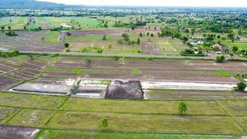 vista aérea de campos verdes y tierras de cultivo en las zonas rurales de tailandia foto