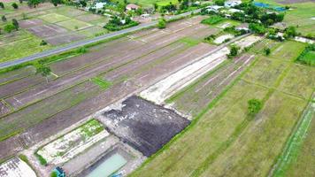 vista aérea de campos verdes y tierras de cultivo en las zonas rurales de tailandia foto