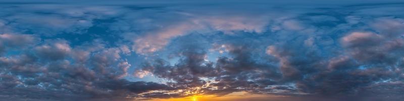 cielo azul oscuro antes del atardecer con hermosas nubes. vista de ángulo de 360 grados de hdri sin costuras con cenit para usar en gráficos 3d o desarrollo de juegos como cúpula del cielo o editar toma de drones foto